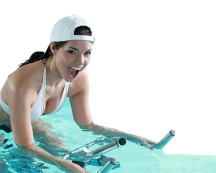 Femme enthousiaste pédalant sur un aquabike