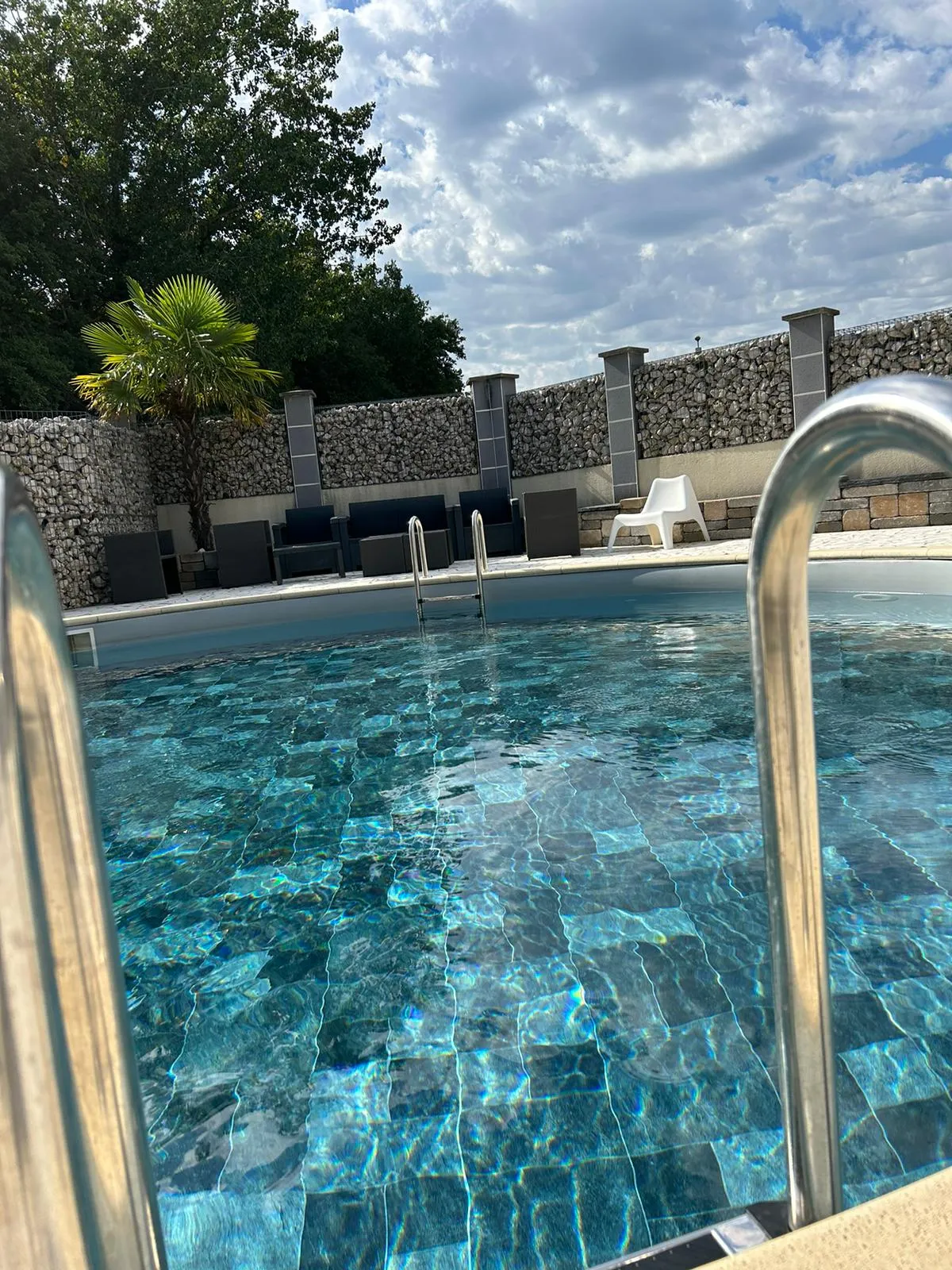 Piscine extérieure à l'eau turquoise
