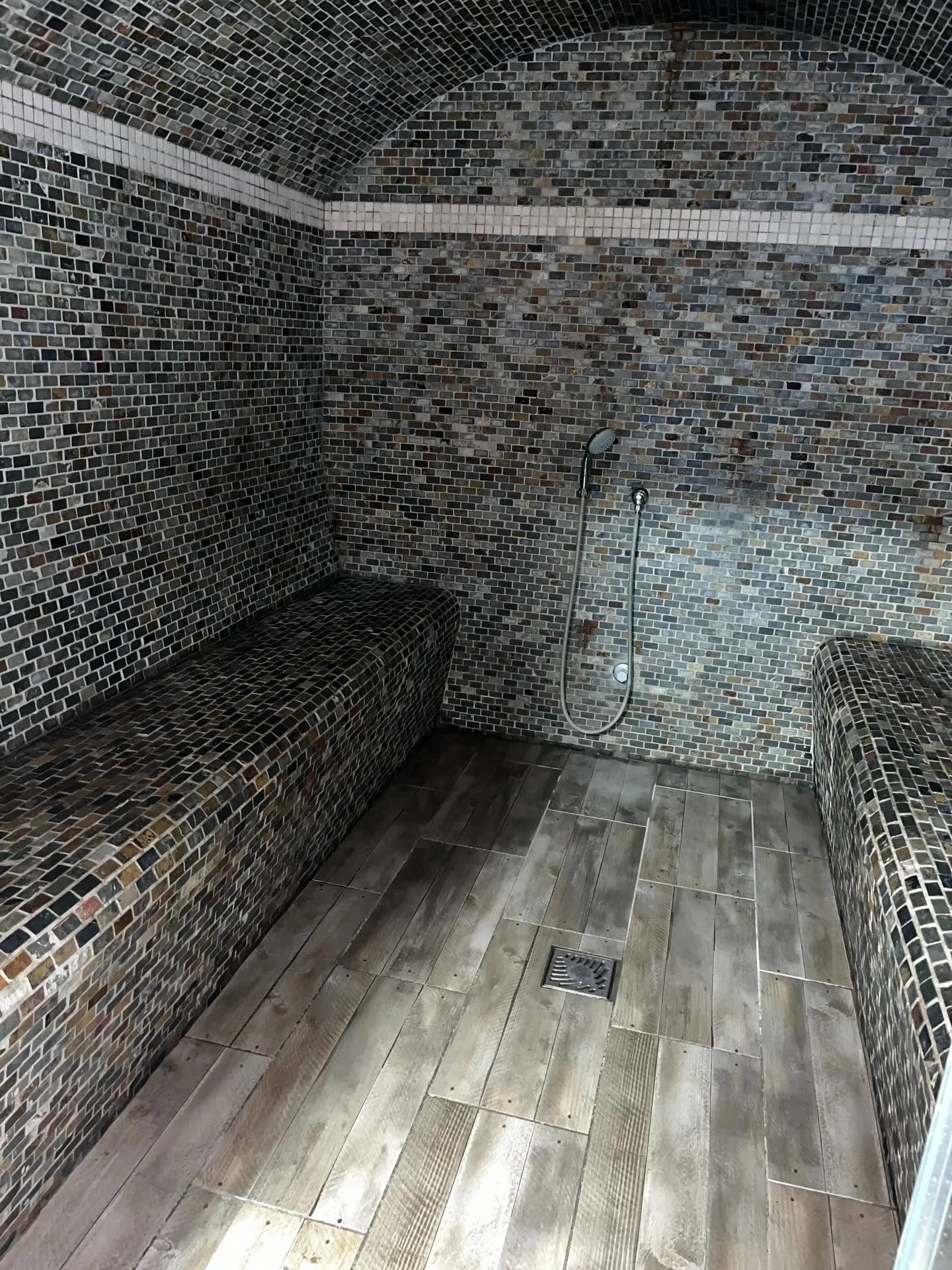 Hammam en mosaïque avec banquettes et voûte