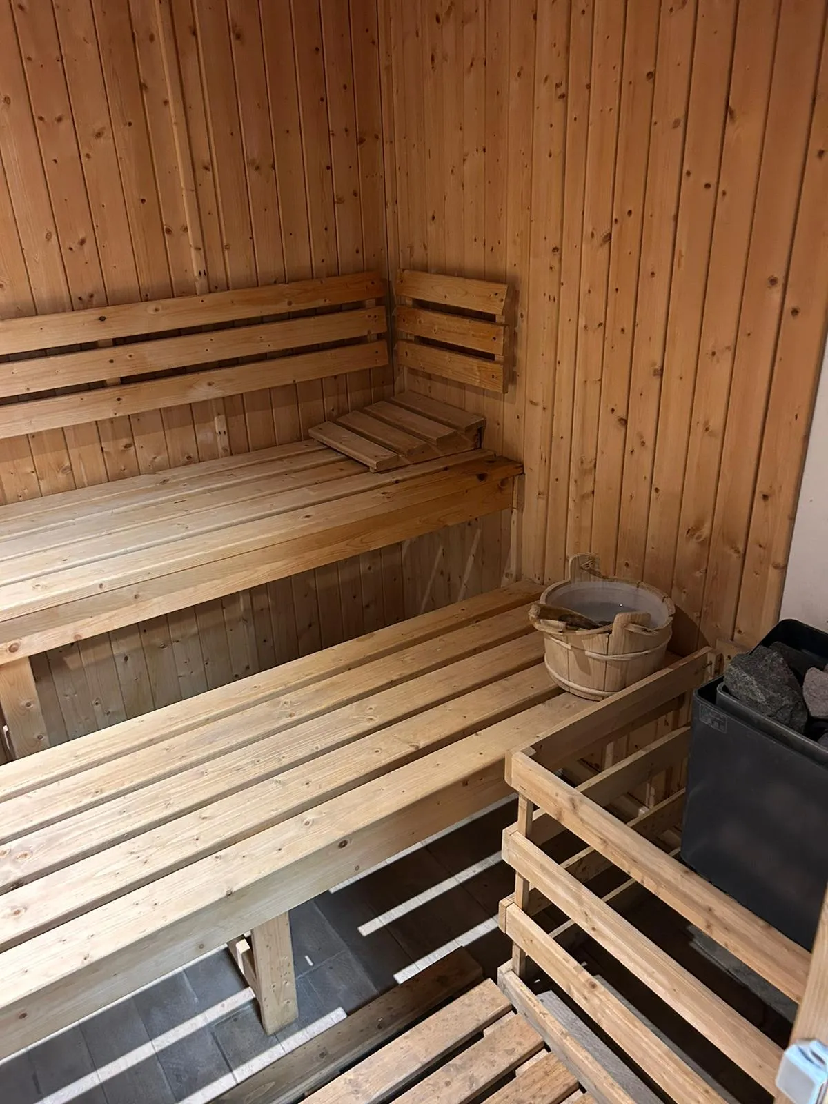 Sauna en bois avec seau et louche